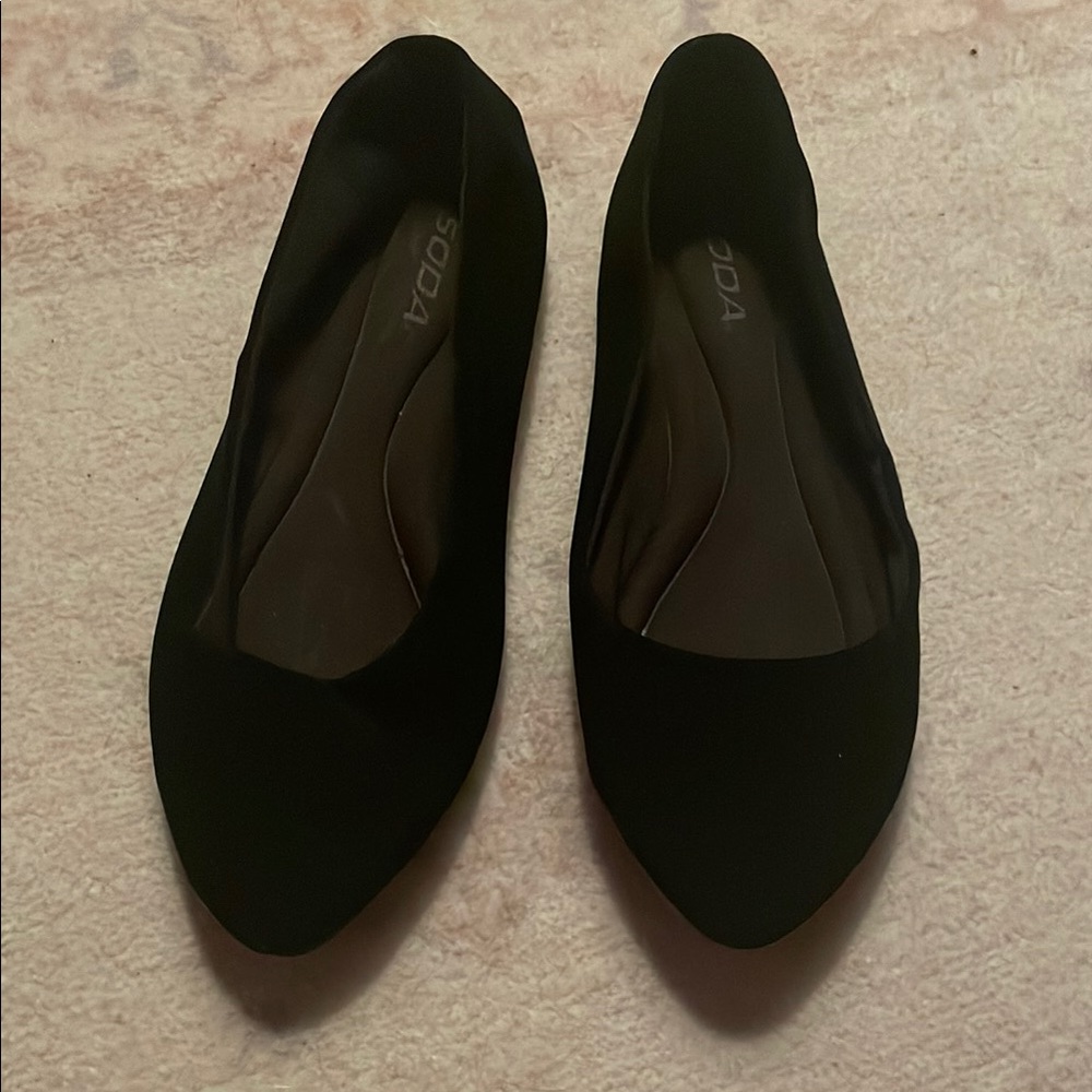 Women’s black pointed shoes